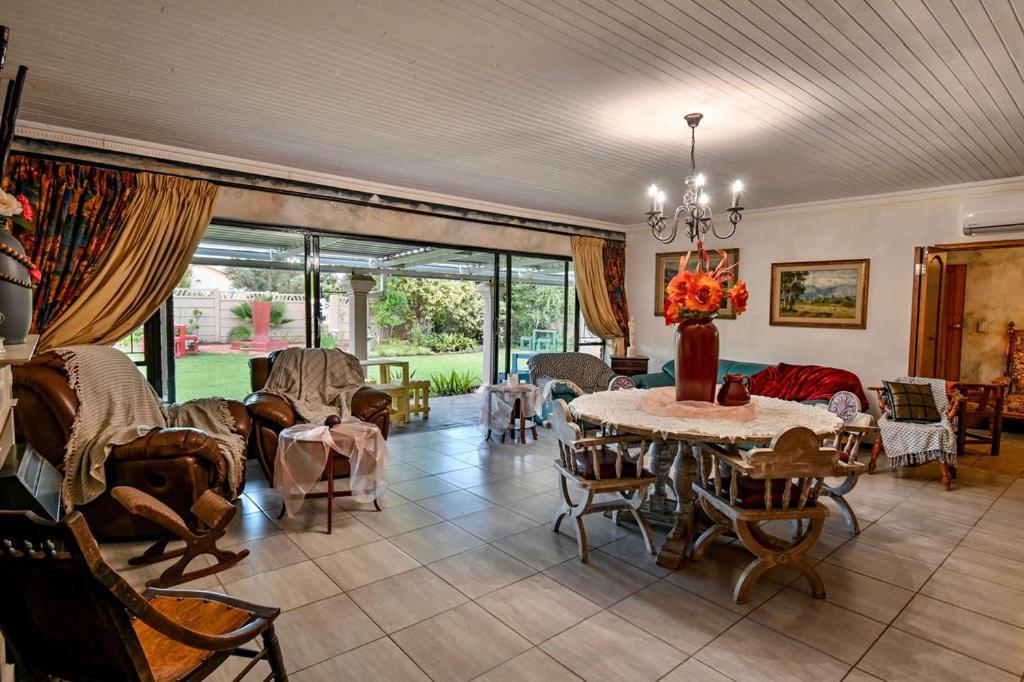 Iszis Guest House Bloemfontein Exterior photo