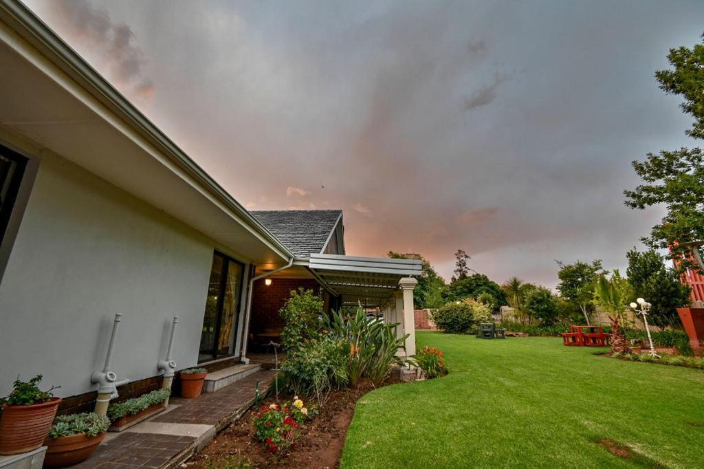 Iszis Guest House Bloemfontein Exterior photo